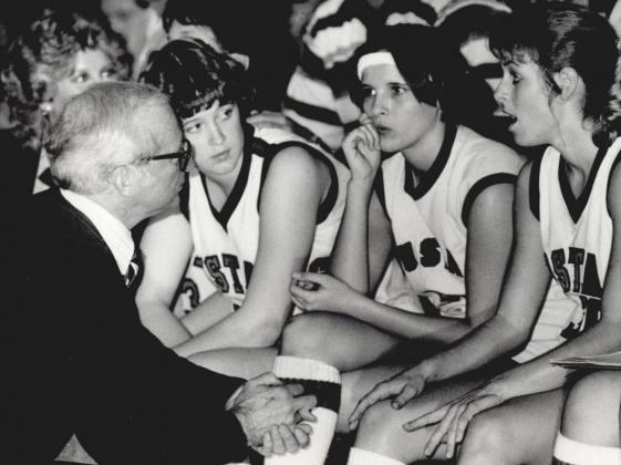 Former Mustang coach Bob Pigg talks to his players during a timeout. The hall of fame coach died Nov. 29 at the age of 88. Photo / Courtesy of Oklahoma Historical Society